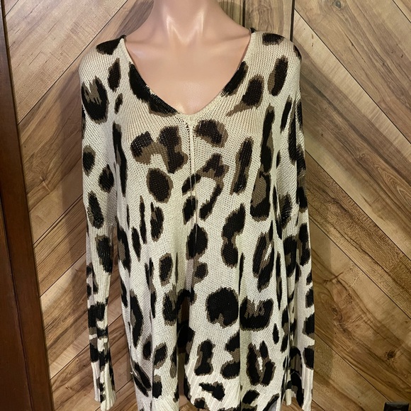 By Together Collection Women’s Oversized Medium Leopard Print V-Neck Sweater - Picture 3 of 8